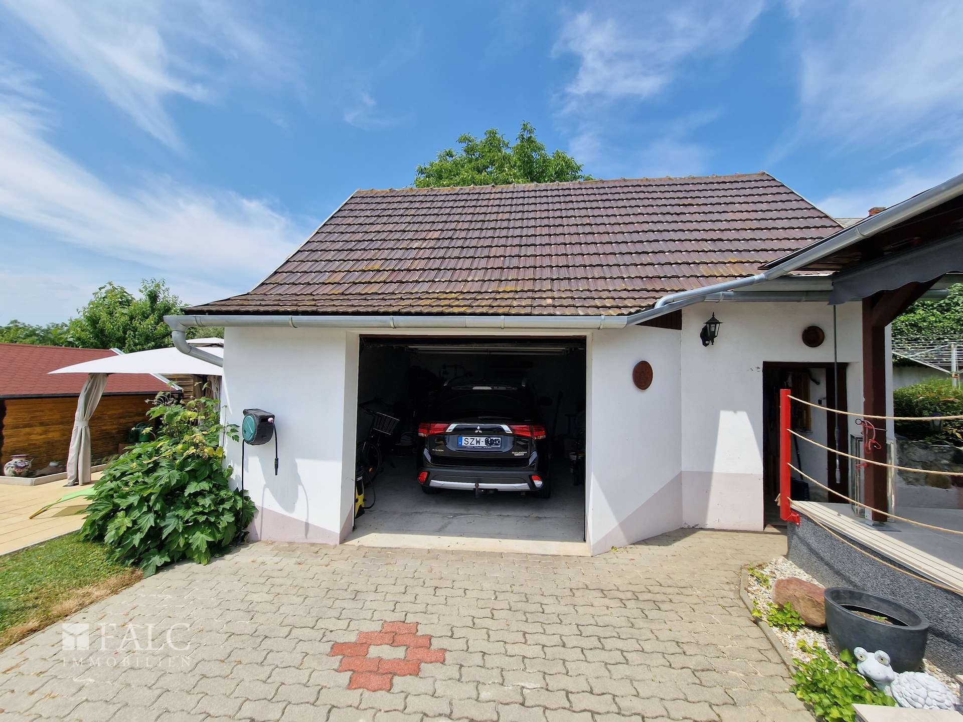 Garage mit Abstellräumlichkeiten 